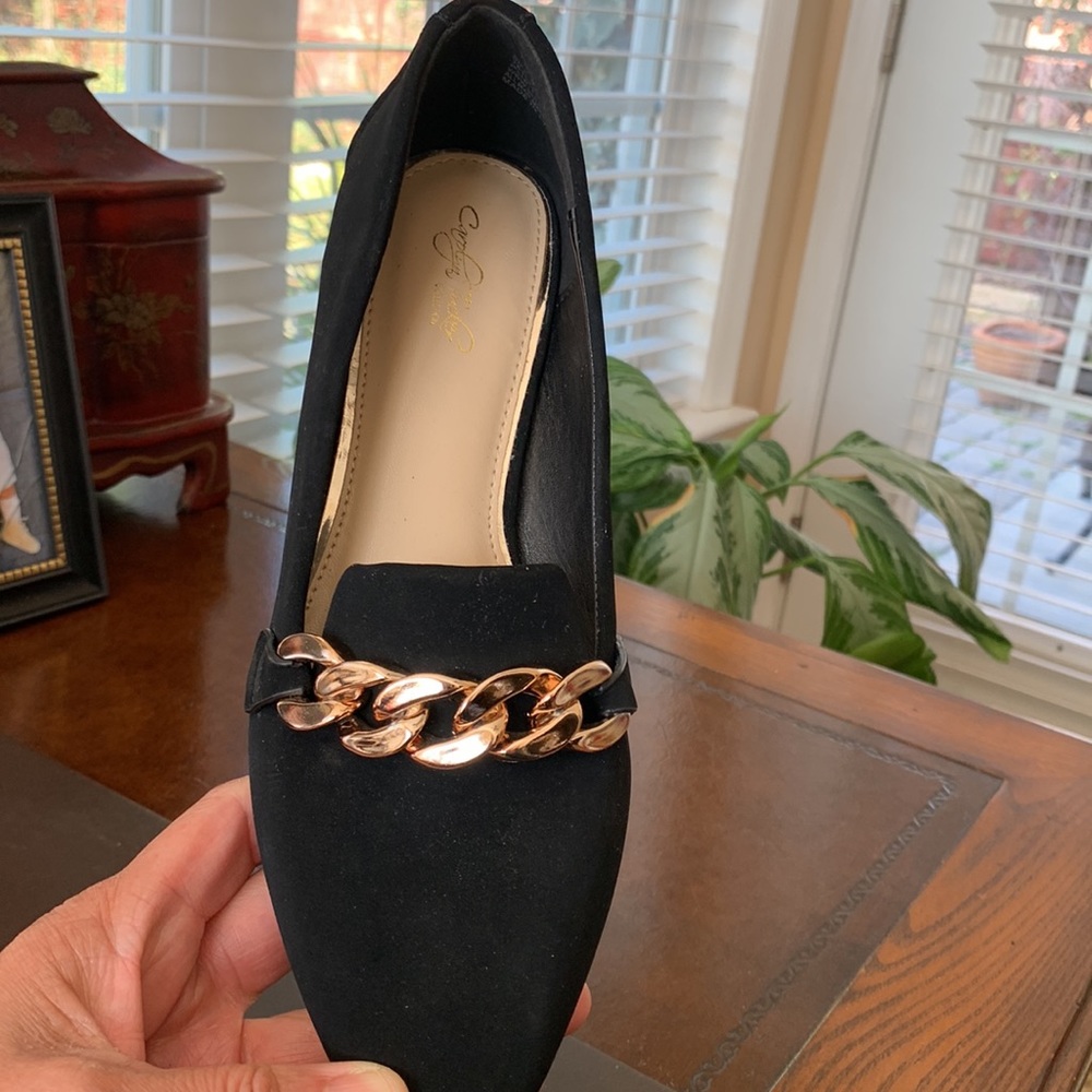 Carolyn Tucker Dahlia Black Flats/ Gold Chain. Size 8M